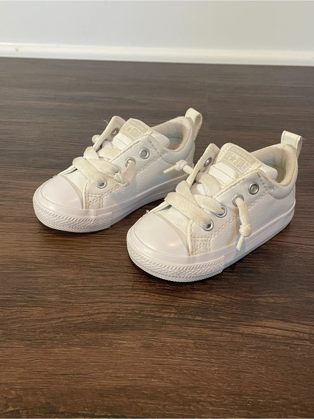 Converse Toddler Size 5 Low-Top Leather Sneakers in White